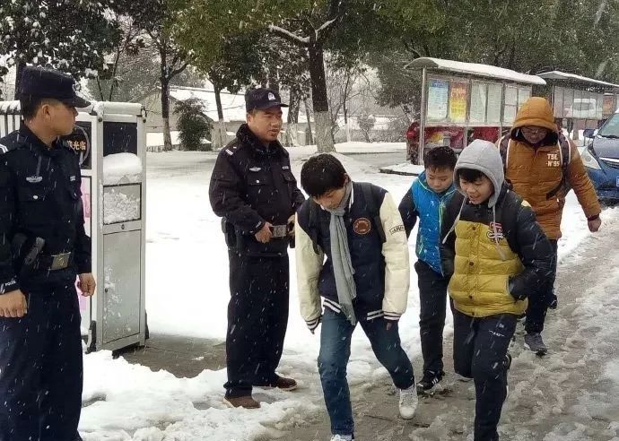 放学的时候 您有没有注意到"警察护学岗 正在保护着学生们的安全 请